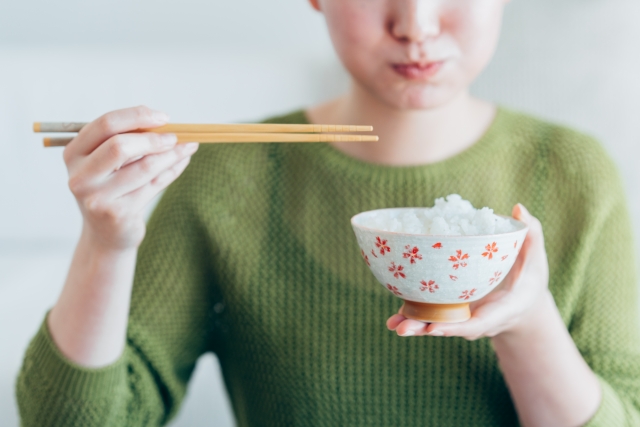 ごはんを食べる女性