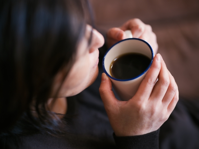 コーヒーを飲む人