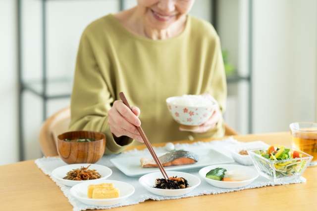 食事をする高齢女性