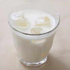 フルーティス りんご酢白桃の牛乳割り
