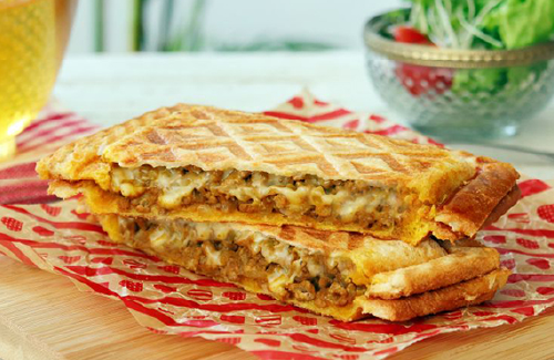 とろ~りチーズとキーマカレーのホットサンド