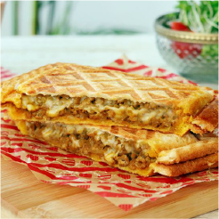 とろりチーズとキーマカレーのホットサンド